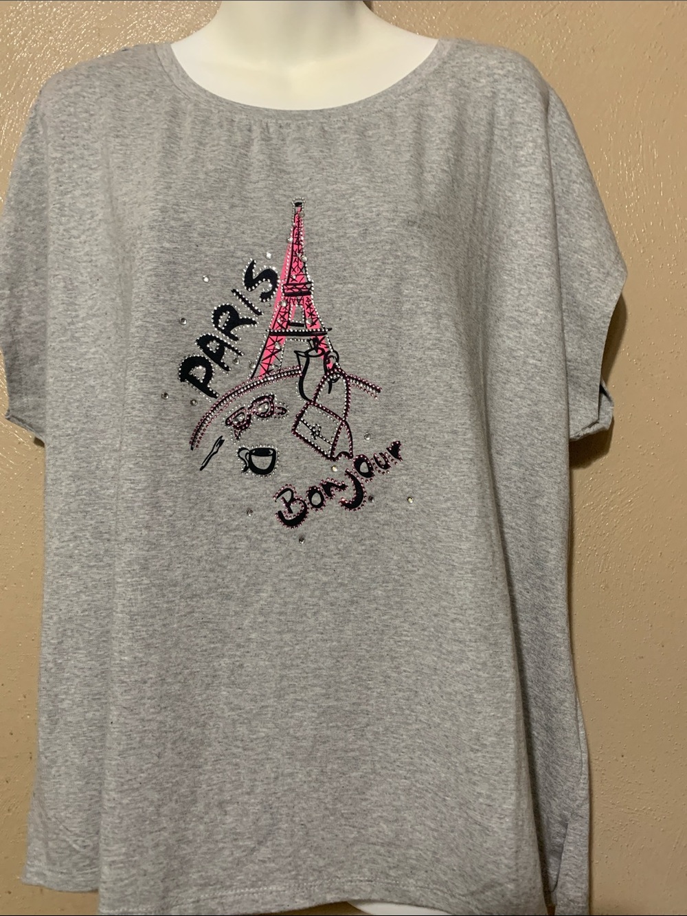 41. New York Laundry XL Gray Tee with Pink Eiffel Tower Paris Graphic NWOT - Picture 2 of 5